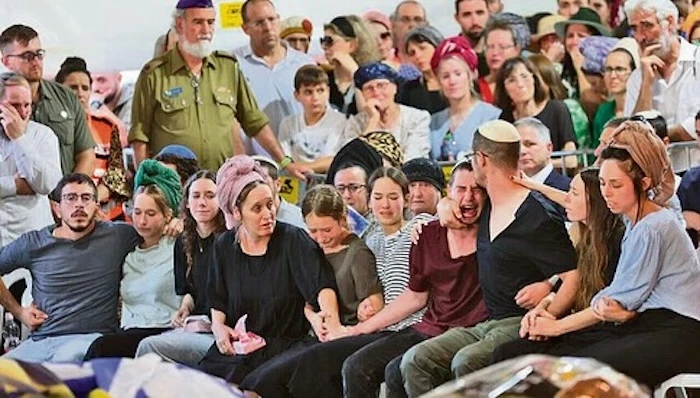 Mourners at Elon Weiss' funeral (Photo: Social media)