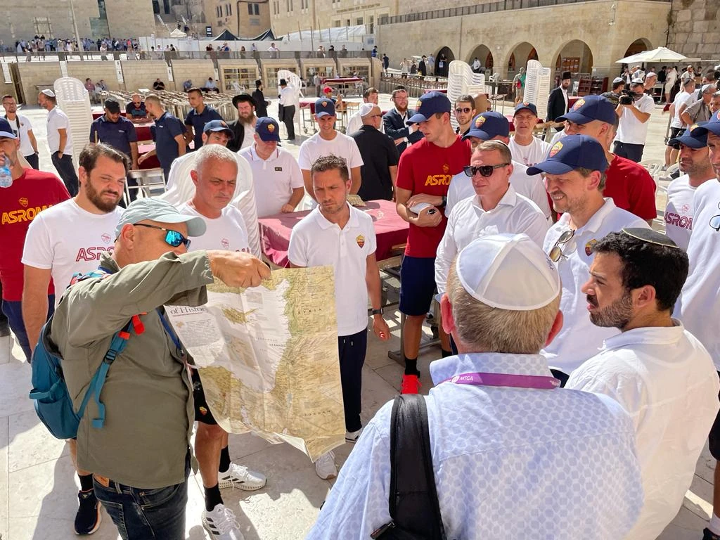 Photo: Tourism Ministry Yoel Razvozov welcomes AS Roma during their visit to the Western Wall, Jerusalem, the day before their friendly match with English football team Tottenham Hotspur. Courtesy
