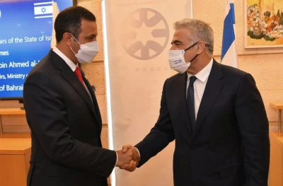 Israeli Foreign Minister Yair Lapid greets Bahraini Undersecretary for Political Affairs Ambassador Shaikh Abdulla bin Ahmed Al Khalifa (Photo: Ministry of Foreign Affairs)