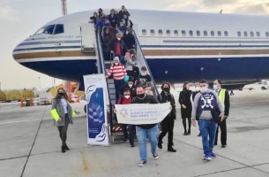 Argentine Jews making aliyah get off the plane at Ben-Gurion Airport near Tel Aviv in 2020. (Photo: Jewish Agency for Israel)