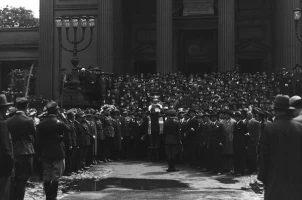 Rabbi Baruch Steinberg before Warsaw Great Synagogue (1933), reading roll call of the fallen, organized by Union of Jewish Fighters for Polish Independence (Photo: Wikimedia Commons)