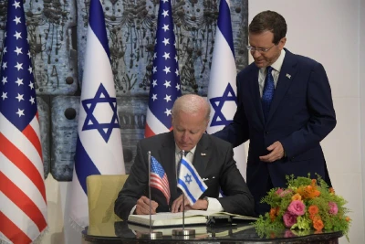 U.S. President Joe Biden signs the guest book at the Israeli president's residency (Photo: Haim Zach/GPO)