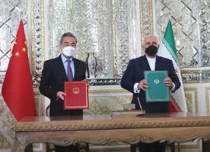 Chinese Foreign Minister Wang Yi and Iranian Foreign Minister Mohammad Javad Zarif issue a joint statement on establishing a comprehensive strategic partnership, March 27, 2021 (Photo: Twitter/Chinese MFA)