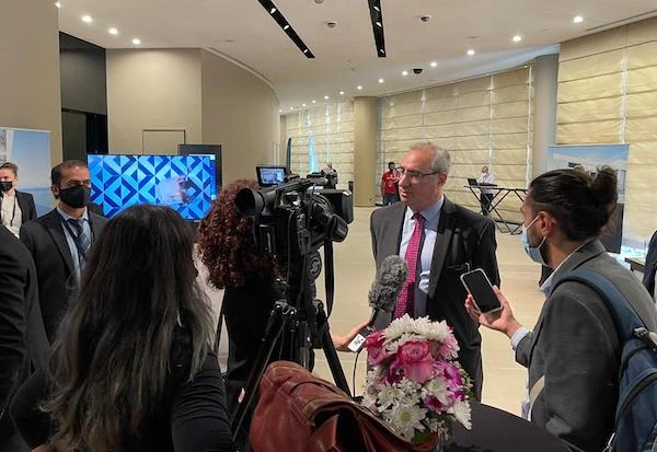 Israeli ambassador to the UAE Eitan Na’eh speaking to the press during the the Global Investment Forum in Dubai, June 2, 2021 (Photo: All Israel News)