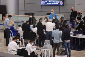 Passengers arriving on a flight from Frankfurt take part in the pilot program of wearing electrical bracelets upon arrival in Israel, for the quarantine period. March 01, 2021. Photo by Tomer Neuberg/Flash90