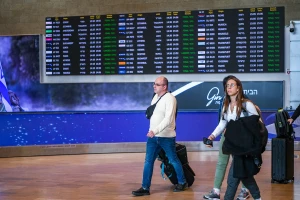 Passengers seen arriving at Ben Gurion International airport on November 20, 2022. Photo by Arie Leib Abrams/Flash90