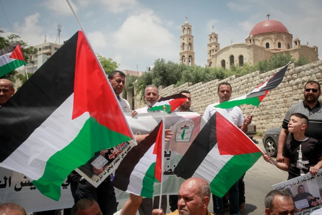Palestinians raise Palestinian flags in protest against the Israeli decision to prevent the raising of the Palestinian flag in the areas named Areas (B) and (C), in the Balata refugee camp near the city of Nablus, May 18, 2023. (Photo: Nasser Ishtayeh /Flash90)