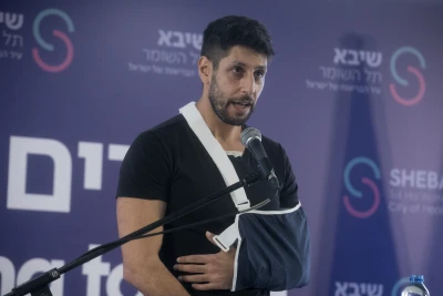 Israeli singer-songwriter and reserve soldier Idan Amedi who was seriously injured in the Gaza Strip attends a press conference upon his release from the Sheba Medical center on January 25, 2024. (Photo: Miriam Alster/Flash90)