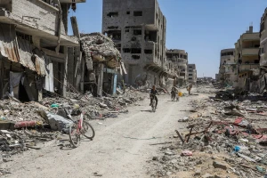 Palestinians returning to their homes a few days after the Israeli army withdrew from the area, in Khan Younis, in southern Gaza Strip, April 13, 2024. (Photo: Abed Rahim Khatib/Flash90)