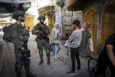 Israeli security forces guard as Jews tour in the West Bank city of Hebron, June 1, 2024. (Photo: Wisam Hashlamoun/Flash90)