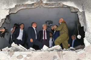 Foreign Minister Gabi Ashkenazi visits a Petah Tikva building hit by Hamas rocket fire with his Czech and Slovak counterparts, May 20, 2021 (Photo: Israeli Foreign Ministry)