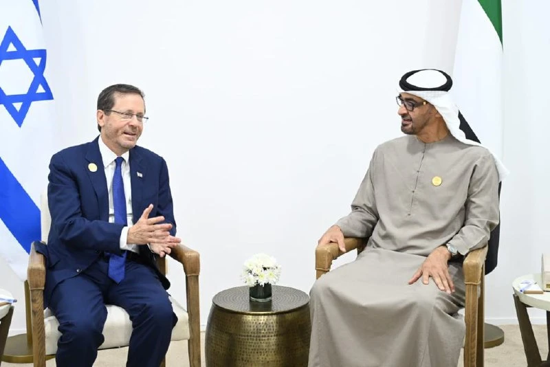 President Isaac Herzog meets with United Arab Emirates President HH Sheikh Mohammed bin Zayed at COP27 (Photo: Haim Zach/GPO)