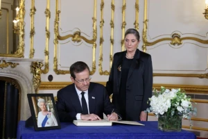 President Isaac Herzog signs a condolence book for Queen Elizabeth II in London, Sept. 18, 2022 (Photo: Rory Arnold/10 Downing Street)