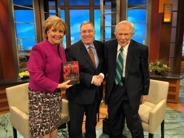 Joel Rosenberg with Terry Meeuwsen and Pat Robertson on The 700 Club (Photo: ALL ISRAEL NEWS)