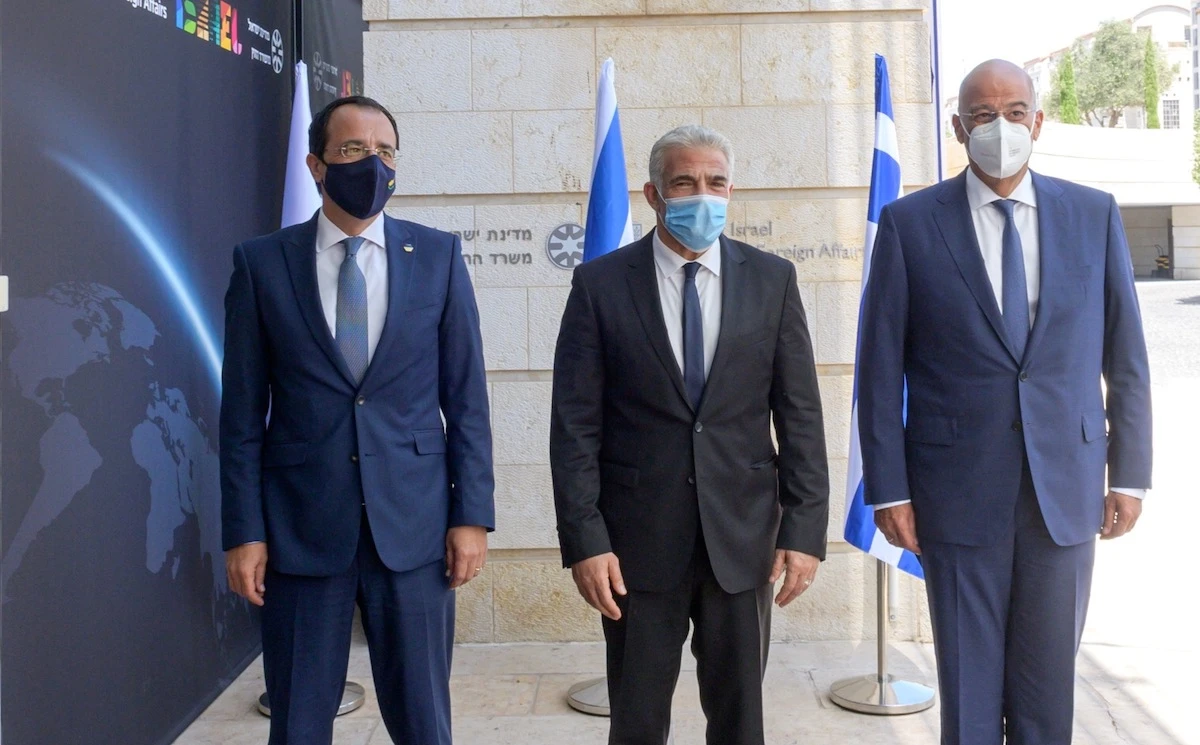 Israeli Foreign Minister Yair Lapid (C) with Foreign Minister of Cyprus Nikos Christodoulides (L) and Foreign Minister of Greece Nikos Dendias (Photo: Israeli Ministry of Foreign Affairs)