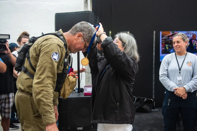 Miami-Dade County Mayor Daniella Levine Cava honoring the IDF National Rescue Unit (Photo: Daniella Levine Cava/Twitter)