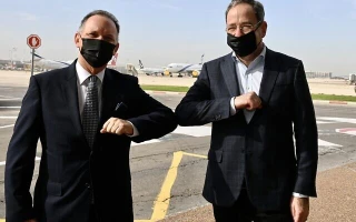 New US ambassador to Israel Tom Nides (R) arrives in Israel and is welcomed by Gil Haskel, Foreign Ministry Chief of Protocol (Photo: David Azagury/US Embassy Jerusalem)