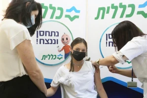 Prime Minister Naftali Bennett's daughter Michal Bennett, 14, accompanied by her mother, Gilat, receives her COVID vaccine on June 29, 2021. (Photo: Nimrod Glickman, Clalit Health Services (Sharon-Samaria District) Spokesperson's Office)