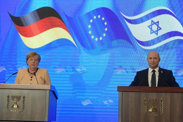 Prime Minister Naftali Bennett and outgoing German Chancellor Angel Merkel deliver remarks before this start of the Cabinet meeting, Oct. 10, 2021 (Photo: Amos Ben-Gershom/GPO)