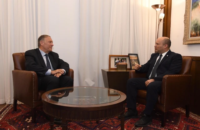 Israeli Prime Minister Naftali Bennett meets with former U.S. Secretary of State Mike Pompeo, Oct. 12, 2021 (Photo: Prime Minister’s official Twitter account)