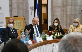 Prime Minister Naftali Bennett and Education Minister Yifat Shasha-Biton meet with senior officials in the Education Ministry, Dec. 20, 2021 (Photo: Haim Zach/GPO)