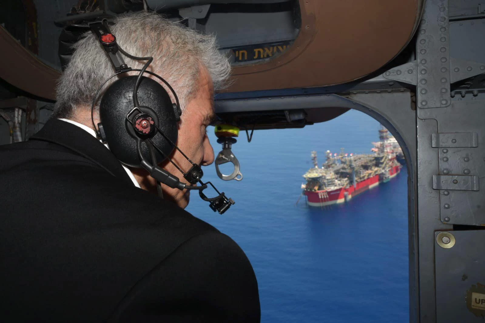 Prime Minister Yair Lapid Flies over the Karish Natural Gas Platform (Photo: Amos Ben-Gershom/GPO)