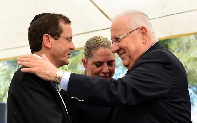 President Reuven Rivlin (right) with his successor Issac Herzog (Photo: Kobi Gideon/GPO)