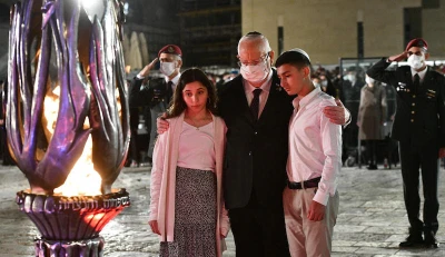 Rivlin with a bereaved family at the ceremony at the beginning of Memorial Day for the Fallen Soldiers (Photo: Haim Zach/GPO)