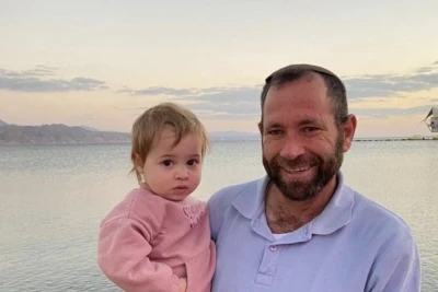 Elon with his granddaughter (Photo: Asaf Weiss)