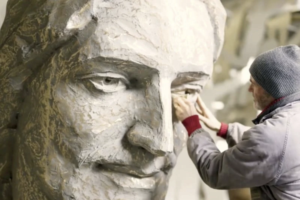 Sculptor Alessandro Mutto working on the 'Risen Jesus' statue. (Photo: Custodia Terra Sancta)