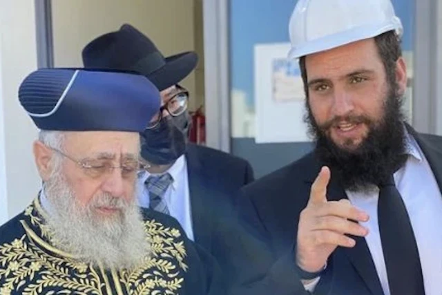 Rabbi Zvi Kogan (R) (Photo: Chabad)