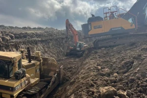 Israeli engineering corps work on security barrier on Syrian border (Photo: IDF)
