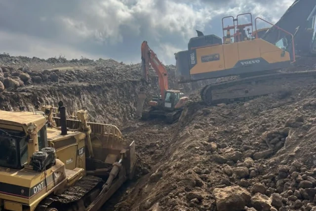 Israeli engineering corps work on security barrier on Syrian border (Photo: IDF)