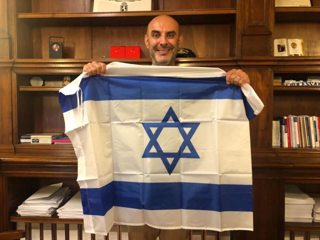 Senator Simone Pillon brought the Israeli flag to the Italian Senate to support Israel during the last Gaza conflict