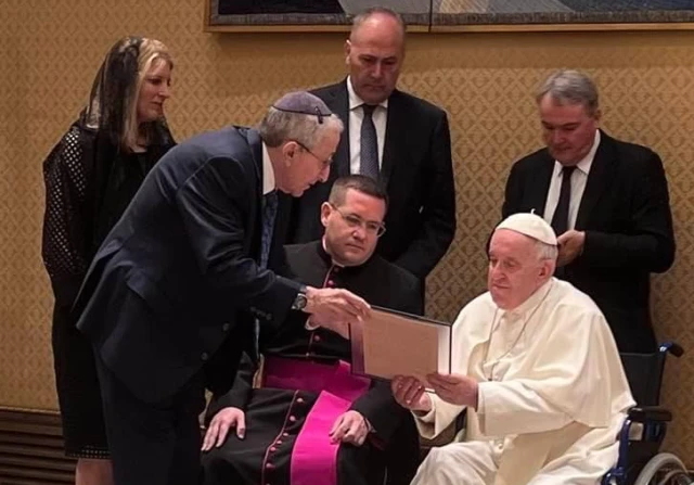Simon Wiesenthal Center presents Pope Francis with Hitler’s 1919 anti-Semitic document, June 22, 2022 (Photo: Simon Wiesenthal Center/Twitter)