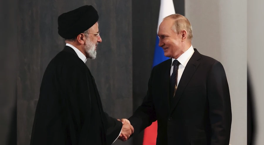Russian President Vladimir Putin shakes hands with Iranian President Ebrahim Raisi during a meeting on the sidelines of the Shanghai Cooperation Organization (SCO) summit in Samarkand, Uzbekistan September 15, 2022. Sputnik/Alexandr Demyanchuk/Pool via REUTERS