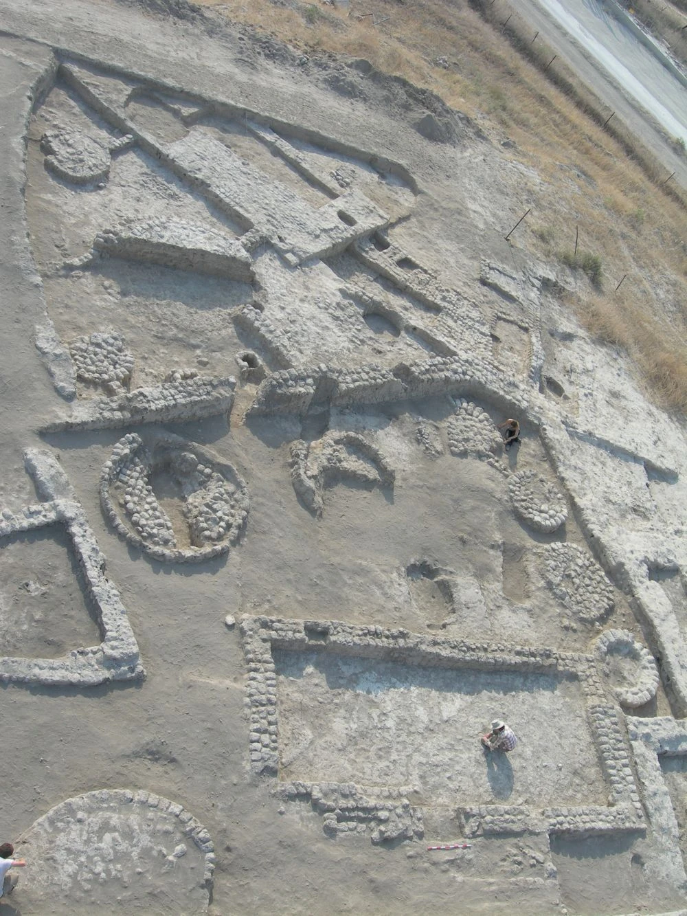 Buildings and rounded siloes at the village of Tel Tsaf
Photo: Prof. Yosef Garfinkel