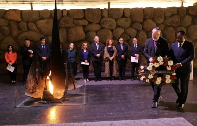 World Evangelical Alliance leaders lay a wreath at Yad Vashem Holocaust Memorial in Jerusalem, April, 2022 (Photo: Yoni Reif/WEA)