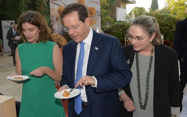 President Isaac Herzog, his wife, Michal (r), and Environmental Protection Minister Tamar Zandberg taste chicken made from laboratory generated cells, at the President's Residence in Jerusalem, October 25, 2021. (Photo: Amos Ben Gershom/GPO)