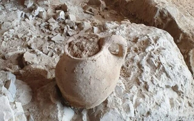 Ancient clay jug discovered in cave 53 of Qumran, Feb. 2022. (Photo: Amir Ganor/Israel Antiquities Authority)