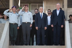 IDF chief Aviv Kochavi (second from left) with Prime Minister Yair Lapid and Defense Minister Benny Gantz at ceremony for the conclusion of IDF ground forces combat officers course, July 13, 2022 (Photo: IDF)