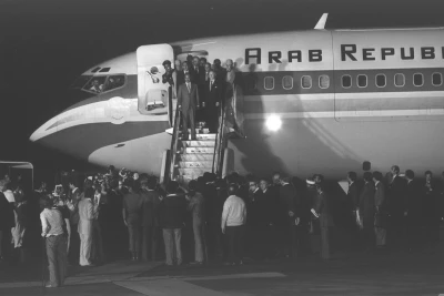 Egyptian President Anwar Sadar standing on the top of the  "EL AL" ramp after landing at Ben-Gurion Airport, Nov. 19, 1977 (Photo: Moshe Milner/GPO)