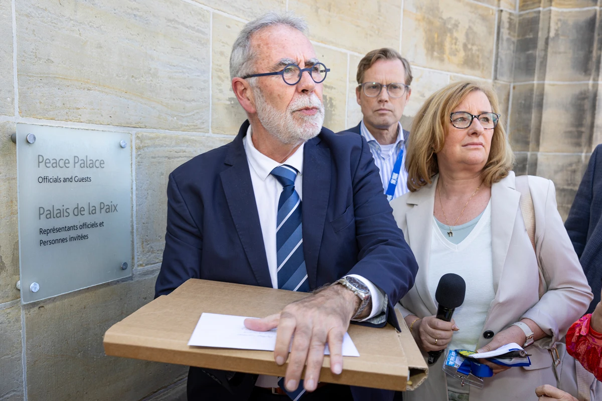 Delivering the declaration at The Hague (Photo: Chris van Beek)