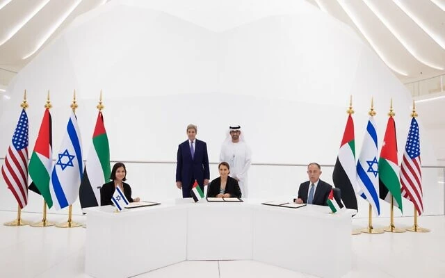 L-R: Energy and Water Resources Minister Karine Elharrar, UAE Climate Change Minister Mariam Almheiri and Jordan Water and Irrigation Minister Mohammed Al-Najjar sign a water agreement at a Dubai Expo event on November 22, 2021, as US Climate Envoy John Kerry and UAE Crown Prince Mohammed bin Zayed look on. (UAE Foreign Ministry/Twitter)