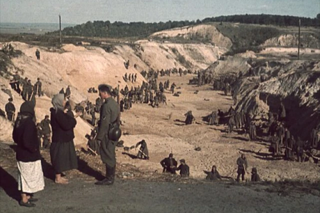 Soviet POWs being used by Germany to cover the mass grave after the massacre, 1 October 1941. Photo: Wikimedia Commons