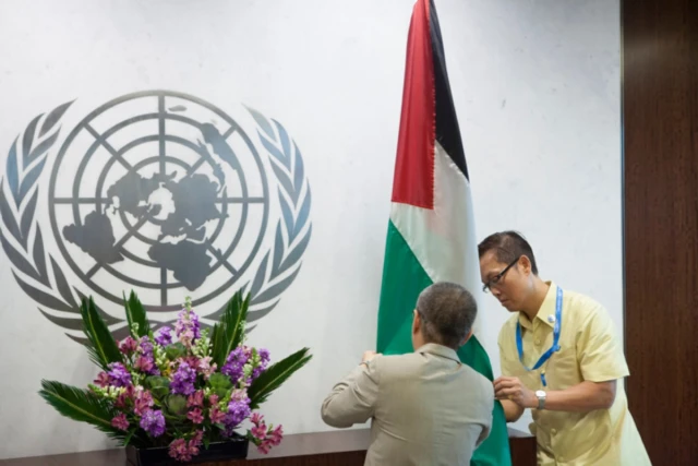 Workers of the UN arrange the Palestinian flag prior to the visit of Palestinian President Mahmoud Abbas at the United Nations headquarters in New York, USA, September 30, 2015 (Photo: Amir Levy/FLASH90).