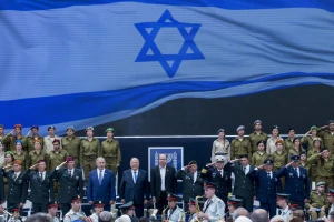 Israeli President Reuven Rivlin, Prime minister Benjamin Netanyahu, Defense Minister Moshe Boogie Yaalon, Deputy IDF Cheif o Staff, Yair Golan and IDF Chief of Staff Gadi Eizenkott sing the national anthem with outstanding soldiers and IDF stuff at a ceremony for outstanding soldiers as part of Israel's 68th Independence Day celebrations, at the President's residence in Jerusalem. May 12, 2016. Photo by Yonatan Sindel/Flash90
