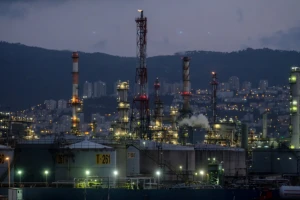 View of the oil refineries of Haifa and the industrial area, on May 5, 2017 (Photo: Yaniv Nadav/Flash90).