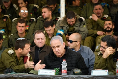 Israeli Prime Minister Benjamin Netanyahu visits a drill of the Armored Corps in Shizafon Base, in southern Israel on January 23, 2019 (Photo: Flash90)