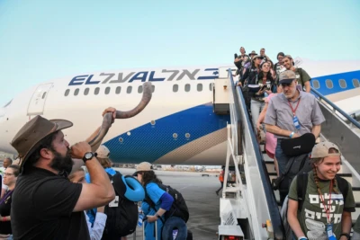 Illustration: New immigrants from North America arrive on a special " Aliyah Flight" on behalf of Nefesh B'Nefesh organization, at Ben Gurion airport in central Israel on August 14, 2019 (Photo: Flash90).